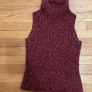 Sleeveless cashmere turtleneck in marled deep pink/burgundy